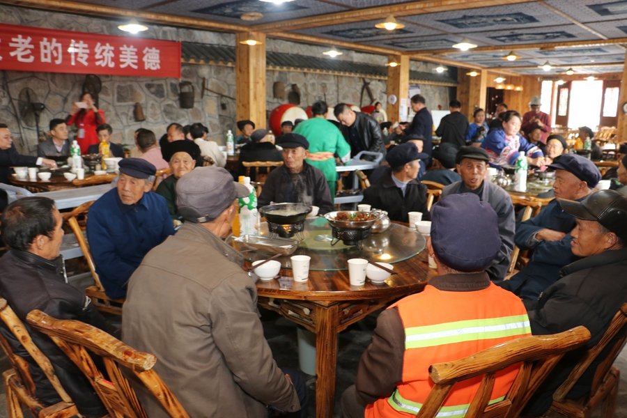 1603780171381402.jpg 十八洞村70歲以上老人參加重陽節聚餐.jpg