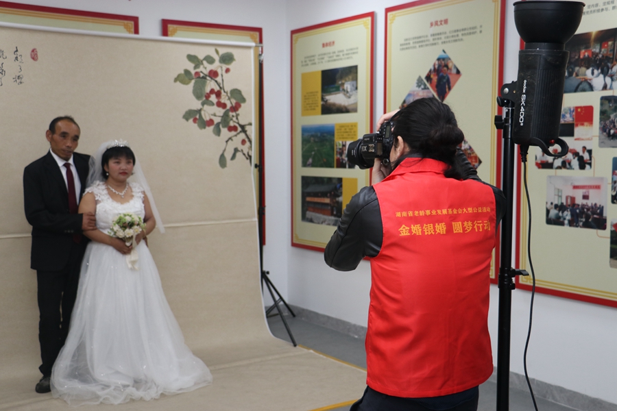 1603780210183005.jpg 參加“金婚銀婚圓夢行動”的(de)老年(nián)夫婦拍攝婚紗照.jpg