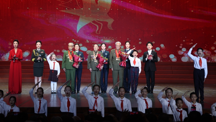 1697893306439140.jpg 少先隊員向抗美援朝老兵(bīng)獻禮.jpg